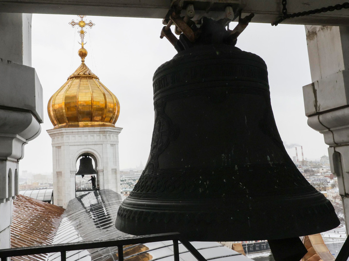 Ночью звонят колокола в церкви. Колокольные звоны названия Набат. Трезвон. Колокола Астраханский Кремль.