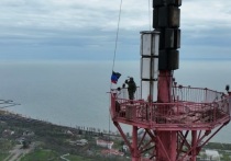 На телевышке над Мариуполем подняли флаг Донецкой Народной Республики (ДНР)