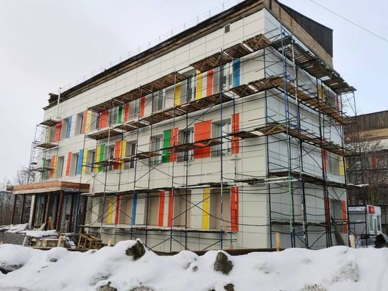 Ремонт фасадов зданий 1-ой детской поликлиники Мурманска подходит к концу