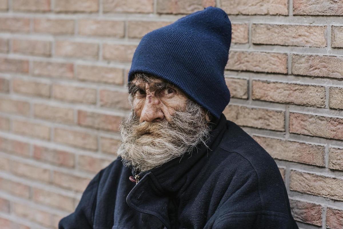 Бомж с бородой. Человек без определенного места жительства. Homeless man with Beard. Без определенного места жительства люди фото.