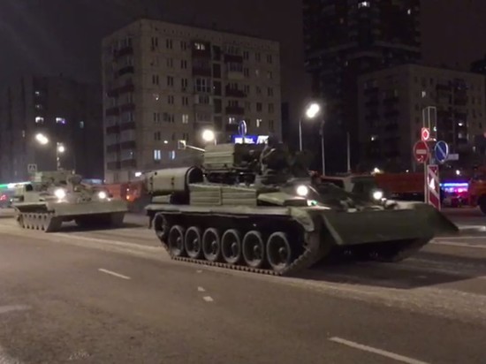 Появилось видео военной техники на ночной репетиции Парада Победы
