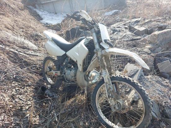 Водитель мотоцикла наехал на металлический трос в Корсакове