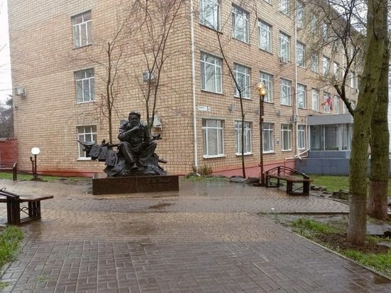 В Курске вернули освещение в сквер с памятником Евгению Носову