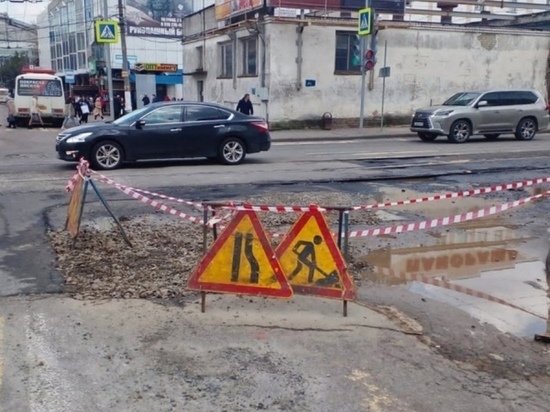 В Курске засыпали щебенкой яму-ловушку, в которую провалился троллейбус