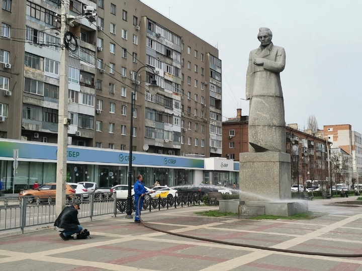 Фото на памятник воронеж. Воронежские памятники. Памятник в Воронеже на памятнике. Мемориал в Воронеже. Воронеж статуя приветствующая.