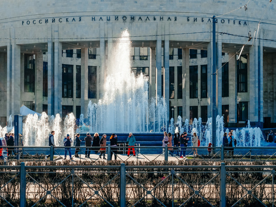 Обновленный фонтан открыли после реконструкции перед РНБ в Петербурге