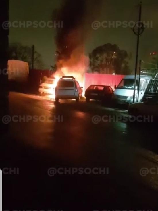 В Адлерском районе Сочи загорелись две машины