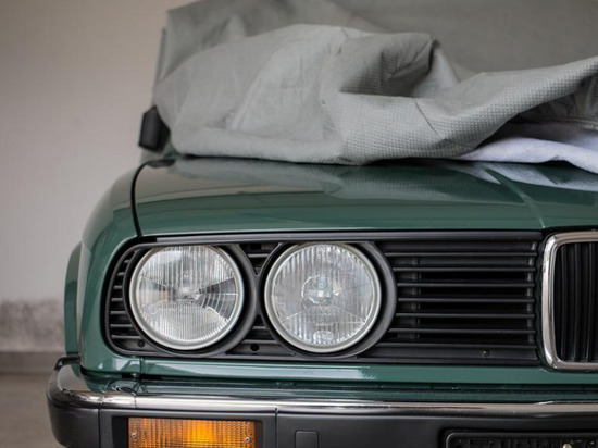 Расследование установило, что в пьяном виде они забрались на капоты автомобилей и повредили их