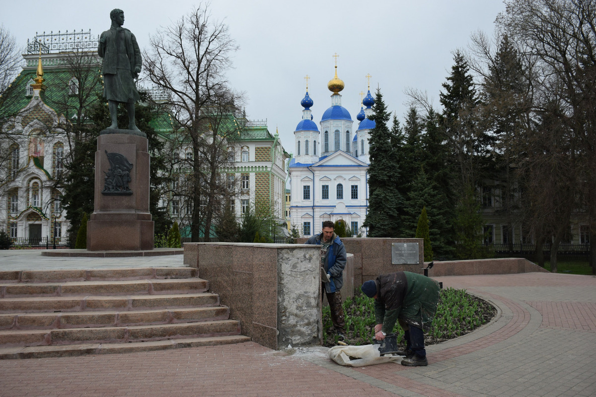 Памятники облик. Надгробие в Тамбове. Памятник Зое Космодемьянской Чернушка. Является памятник Зое Космодемьянской Тамбов. Памятник Тамбовский колхозник в Тамбове.