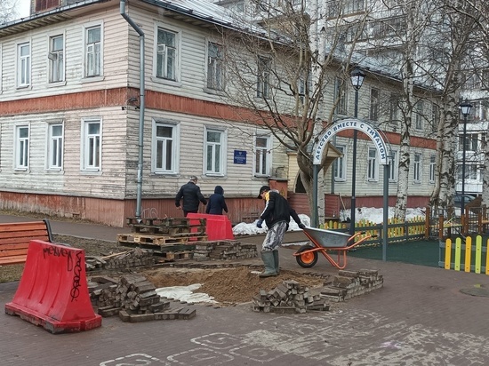 После аварии на сетях около детской площадки там всё разрыли, но скоро вернут, как было