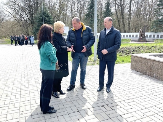 В Курске ко Дню Победы очистят от сорняков аллею мемориала «Жертвам фашизма»
