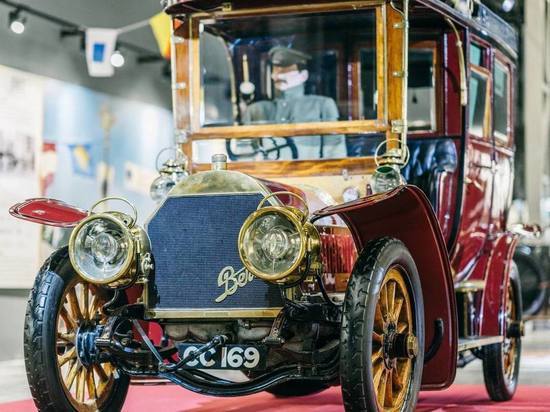 В Петербурге открылась выставка старинных машин