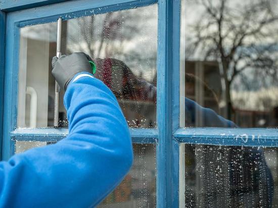 Петербурженка разбилась насмерть во время мытья окон на втором этаже