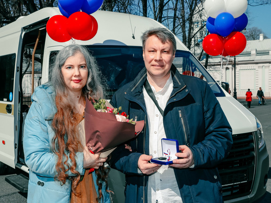 Петербургская семья с детьми-инвалидами получила от города в подарок микроавтобус