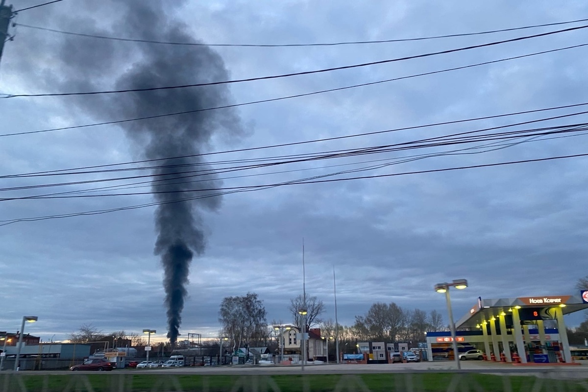 Над рязанью. Дым пожар. Пожар черный дым. Пожар в Рязани. Небо пожар.