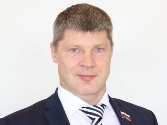 Осужденный за мошенничество депутат новосибирского Заксобрания Сичкарев сдаст мандат в конце апреля