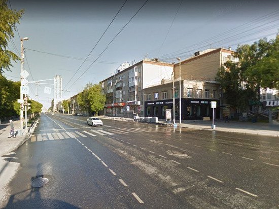 Таксист врезался в трамвай в центре Екатеринбурга