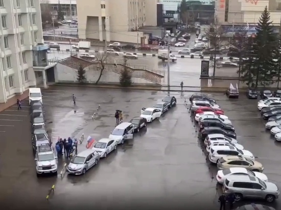  Жители Красноярска участвуют в автопробеге «Zа мир без нацизма» в поддержку российской армии