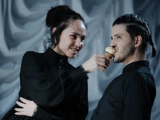 Вронский в спектакле Александра Плотникова оказался любителем мороженого
