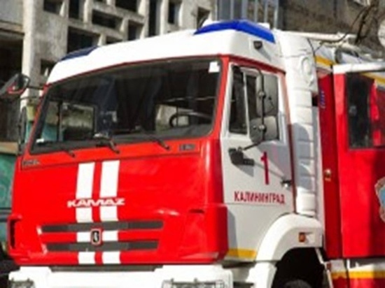 Пожарные потушили горящую машину в Калининграде