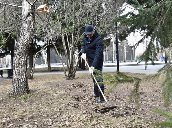 Губернатор Новосибирской области вышел на субботник на Монументе Славы