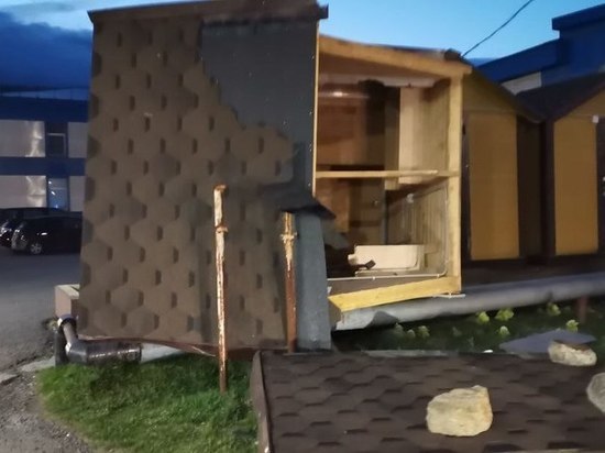Ураганный ветер снес ярмарочный домик на Курилах