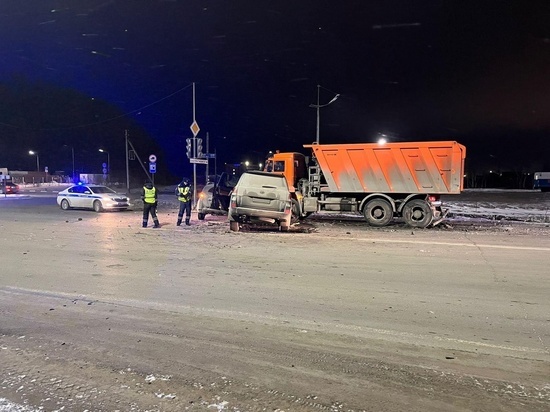 В Новом Уренгое автомобилист и его пассажир пострадали при столкновении с грузовиком и иномаркой
