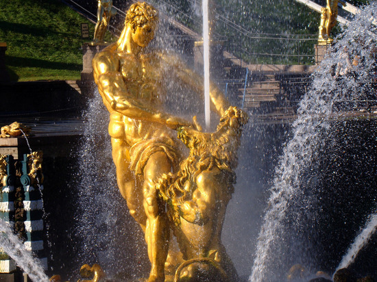 В Петергофе стартовал сезон фонтанов, в этом году он посвящен юбилею со дня рождения Петра I