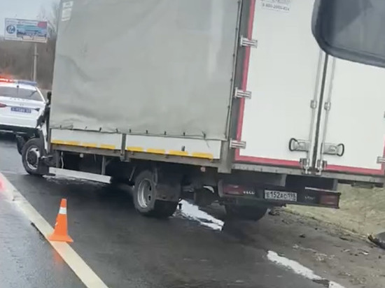 Появилось видео с места аварии под Тверью, где заблокировало водителя