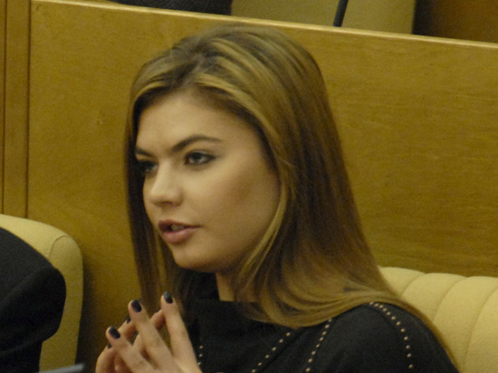 Алина Кабаева в платье с декольте показалась на публике