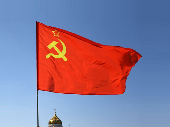 В Москве задержали повредивших инсталляцию с флагом СССР