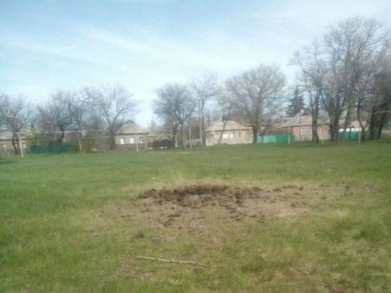  В Горловке снаряд упал на футбольное поле: ФОТО