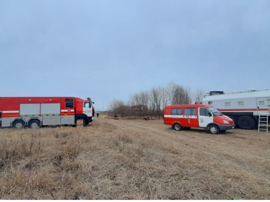 Сухая трава горит на площади 5 га в Горном Щите