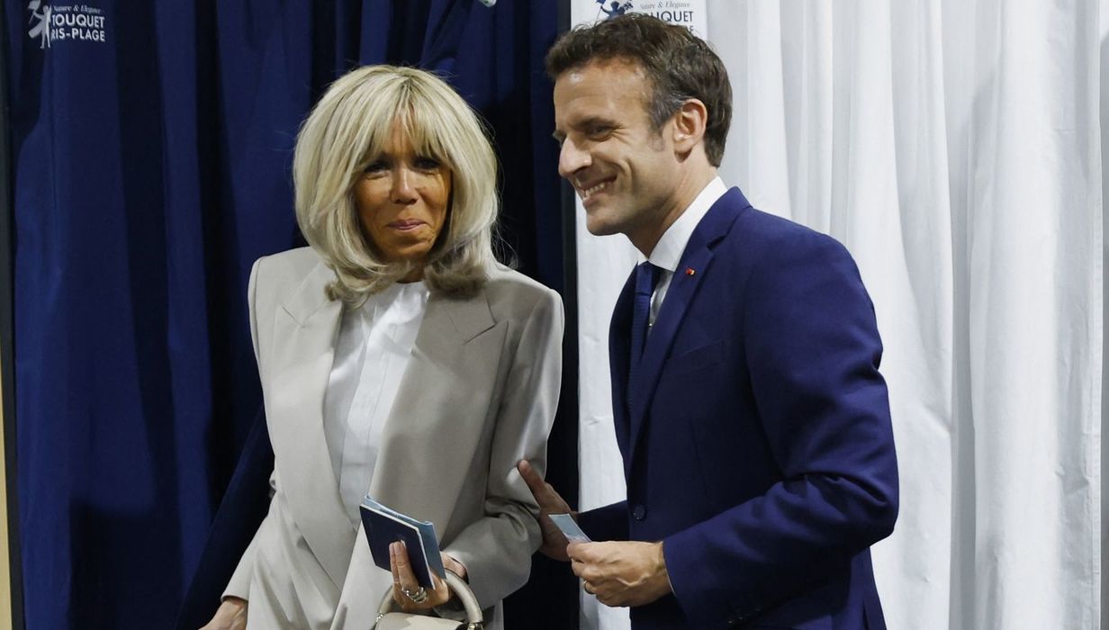 Эмоции Макрона и Марин Ле Пен на выборах президента Франции