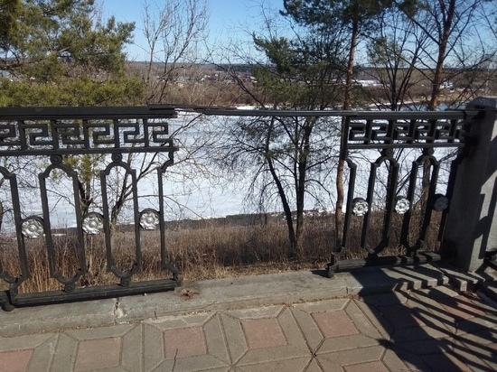 В Кирове опять сломали чугунную ограду на Набережной Грина