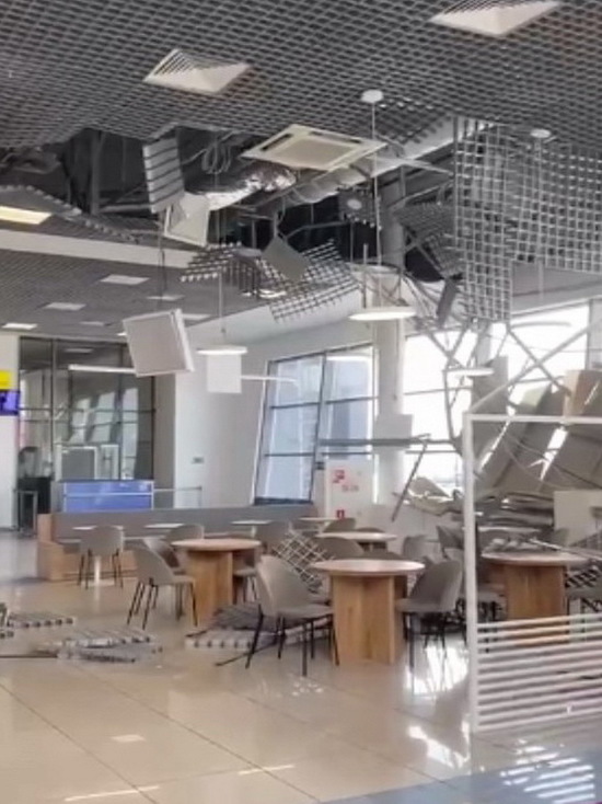 В аэропорту Владивостока обвалился потолок в одном из кафе