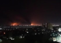 Как сообщает канал Mash, в Брянске вспыхнул мощный пожар в районе нефтебазы "Дружба"