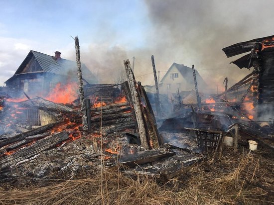 Сразу несколько пожаров тушили в кузбасском городе в выходные