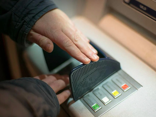 Сбой в банкомате лишил мужчину 16 тыс. рублей в Южно-Сахалинске