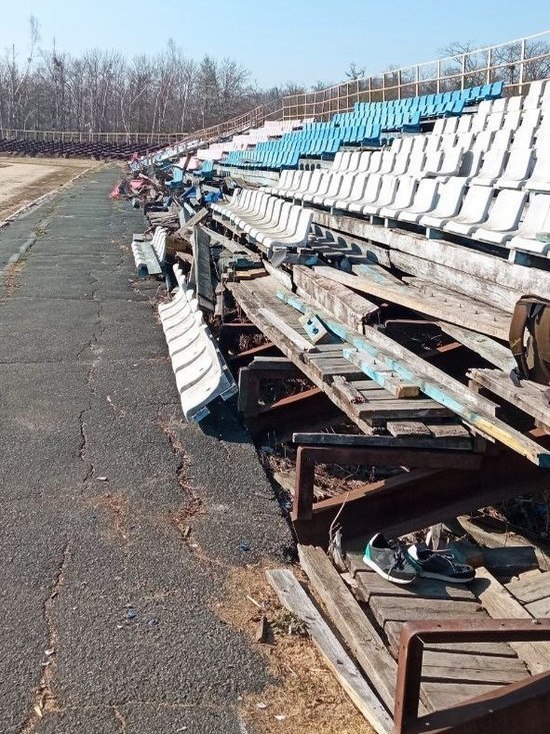 В пригороде Владивостока ждут ремонта разваленного стадиона