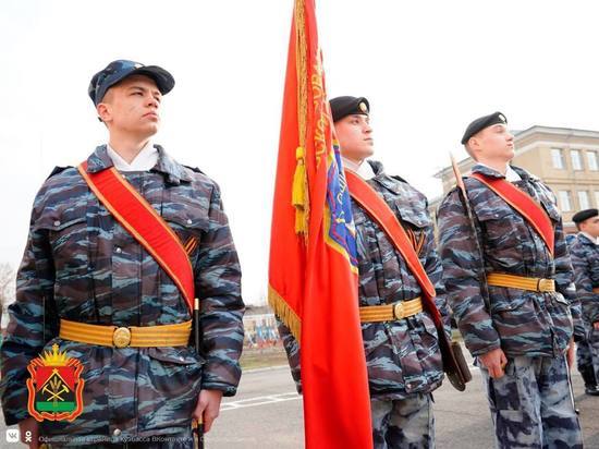 Власти Кузбасса рассказали, что 179 школ сегодня начали день с поднятия флага России