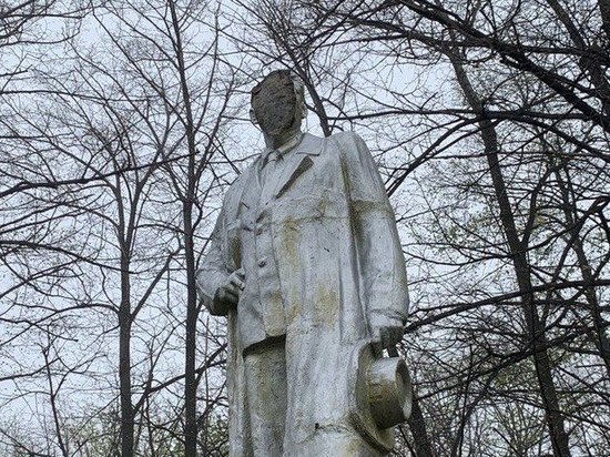 Памятник Горькому в Ясиноватой остался без лица из-за обстрела