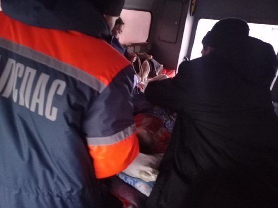 Спасатели на вездеходе отвезли женщину с сердечным приступом из села Ямала в райбольницу