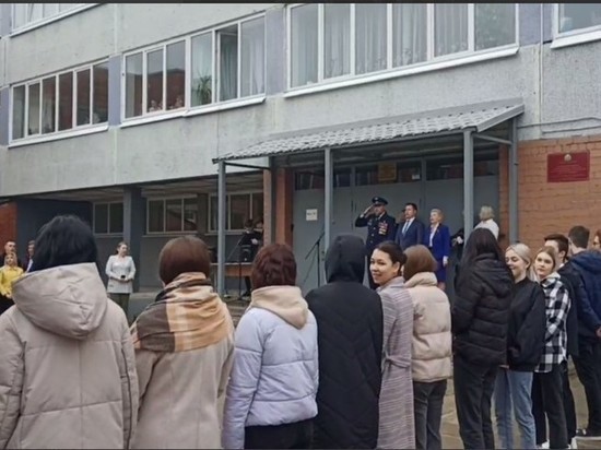 Учебную неделю в псковской школе начали с поднятия флага России и пения гимна