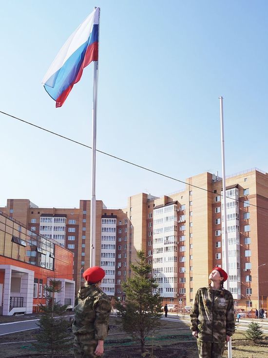 В школе №154 в Красноярске по понедельникам будут поднимать флаг России и петь гимн