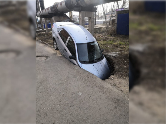В Сарапуле Лада Гранта провалилась в возникшую под ней яму