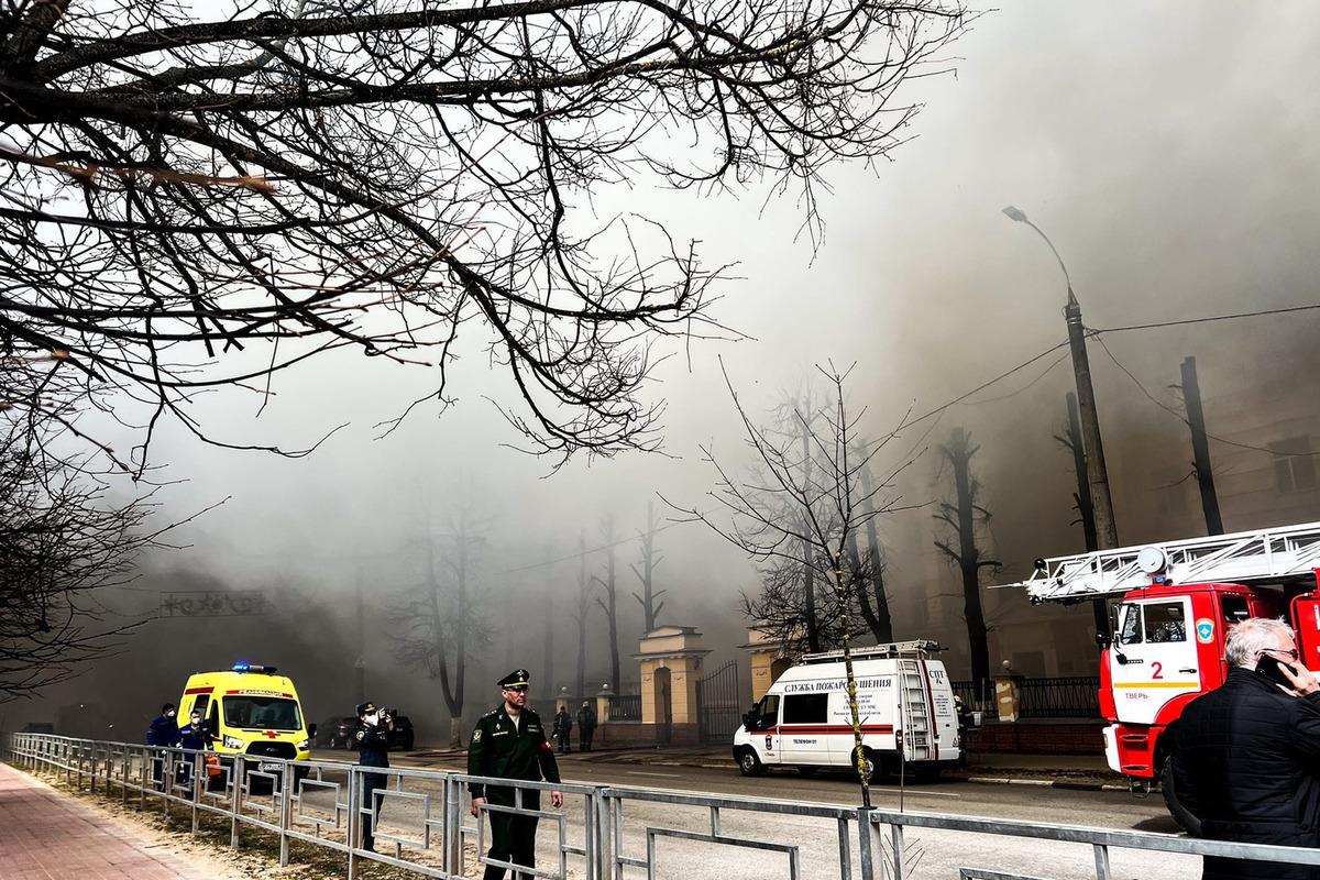 Новости тверьград сегодня. ЦНИИ ВКО Тверь пожар. Пожар в НИИ Тверь. Что горит в Твери сейчас.