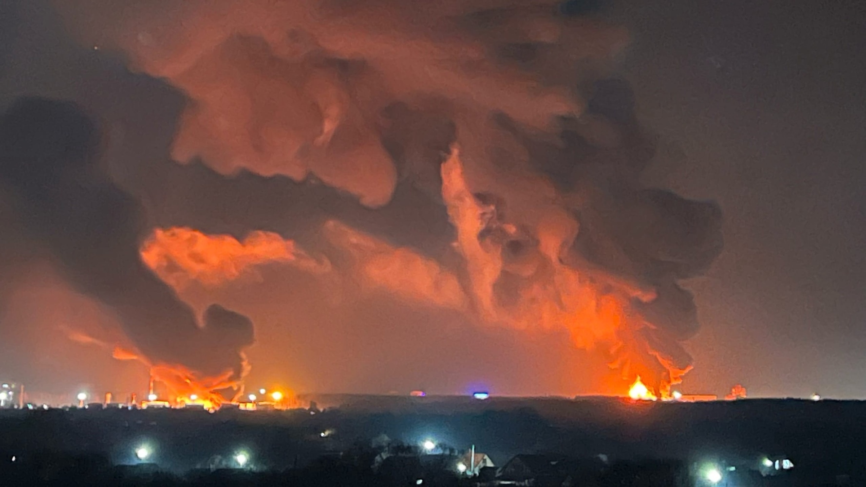 Кадры пожара на нефтебазе в Брянске: осветило весь город