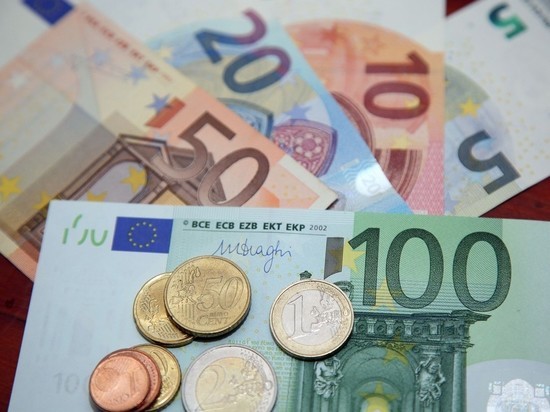 Курс евро рухнул до 77 рублей