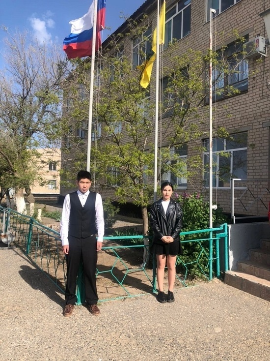 Занятия в школах Калмыкии начинают с гимна и поднятия флагов